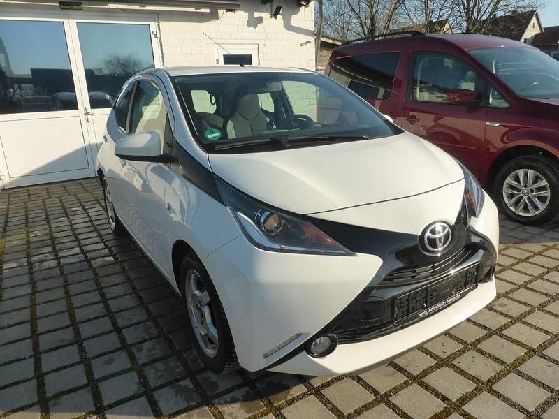 Weiß Gebraucht 2016 Toyota Aygo X-play Kleinwagen | 8.490 € (Fairer Preis) - Bild 1/4