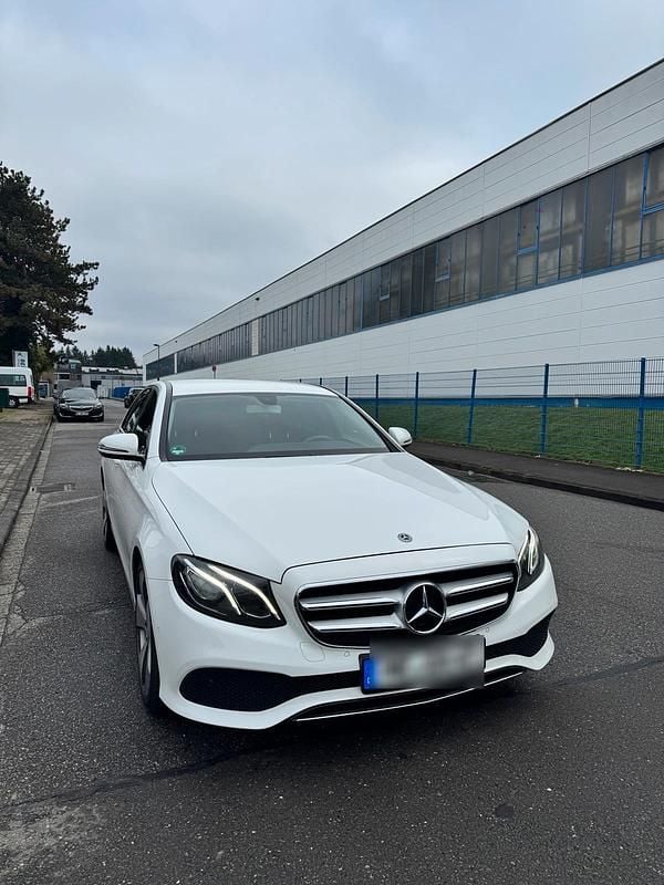 Weiß Gebraucht 2018 Mercedes E200 Limousine | 15.950 € (Superpreis) - Bild 1/4