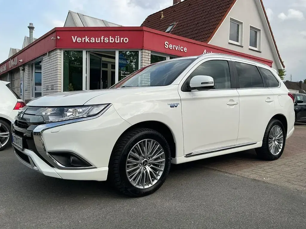 Gebraucht Mitsubishi Outlander P-HEV Basis 135 PS (99 kW) 2021 Weiß SUV