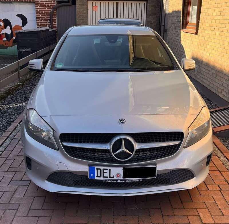 Grau Gebraucht 2017 Mercedes A180 Kleinwagen | 15.000 € (Guter Preis) - Bild 1/4