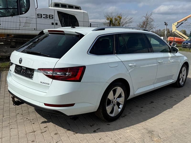 Gebraucht Skoda Superb 150 PS (110 kW) 2016 Weiß Kombi