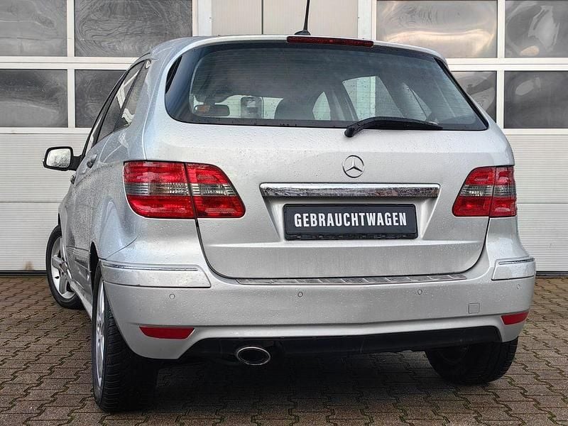 Gebraucht Mercedes B200 140 PS (102 kW) 2011 Silber Van / Kleinbus
