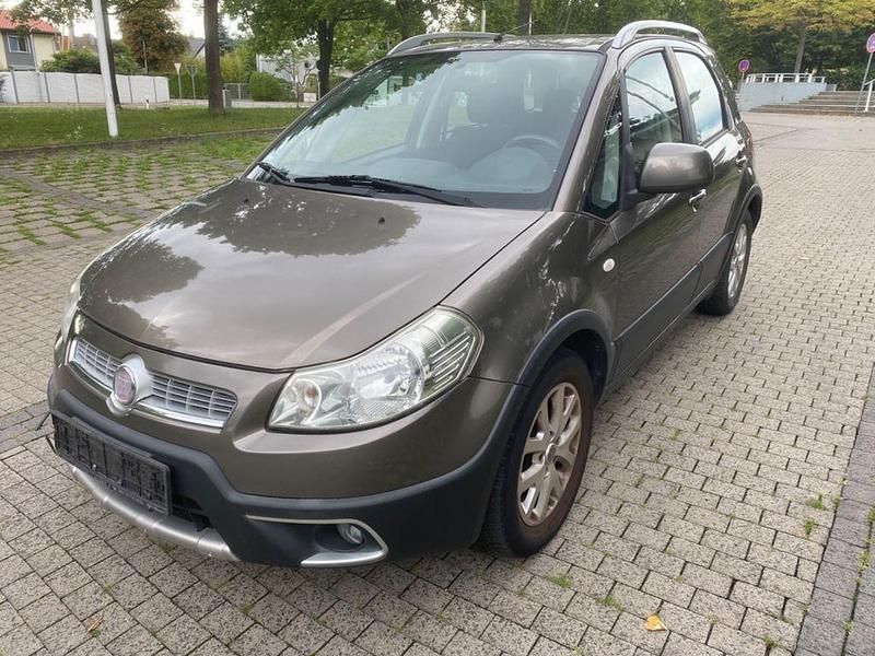 Grigio caldo Gebraucht 2010 Fiat Sedici Emotion SUV | 4.950 € (Fairer Preis) - Bild 1/4