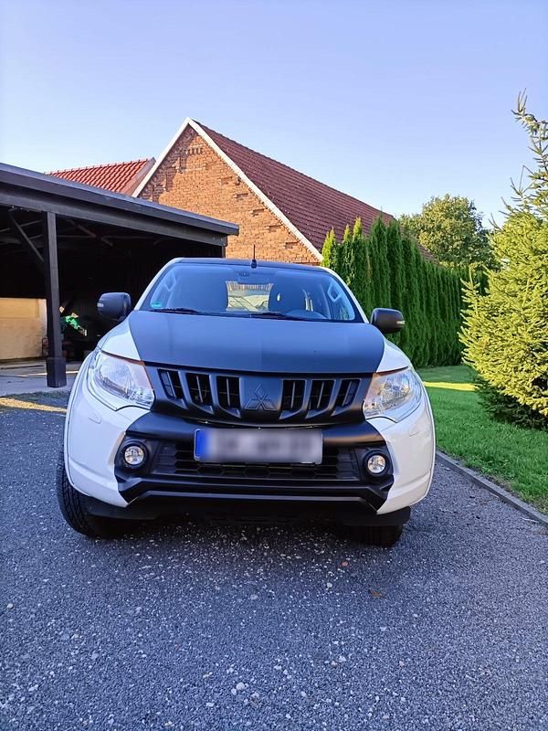 Weiß Gebraucht 2016 Mitsubishi L200 Abholung | 19.400 € (Fairer Preis) - Bild 1/4