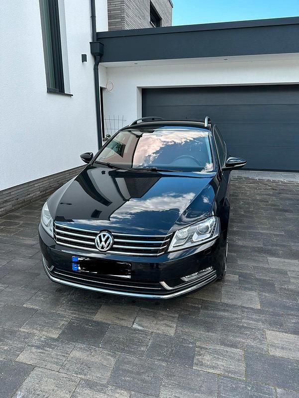 Schwarz Gebraucht 2011 VW Passat R Kombi | 12.499 € - Bild 1/4