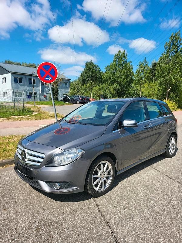 Grau Gebraucht 2012 Mercedes B200 Van / Kleinbus | 7.500 € (Fairer Preis) - Bild 1/4