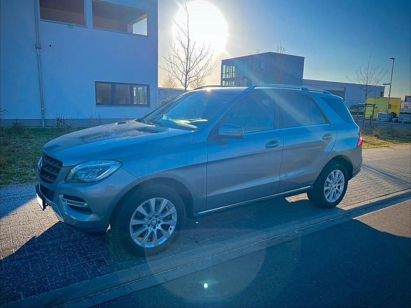 Grau Gebraucht 2013 Mercedes ML250 SUV | 22.500 € (Etwas zu teuer) - Bild 1/4