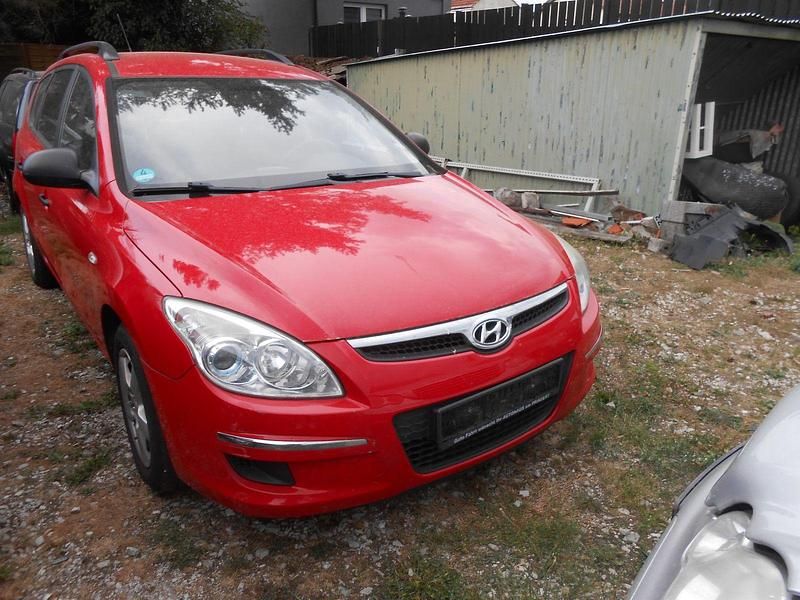 Rot Gebraucht 2008 Hyundai i30 Kombi | 1.616 € (Guter Preis) - Bild 1/4