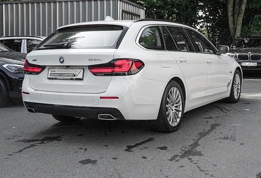 Gebraucht BMW 530e Sport Line 292 PS (214 kW) 2022 Weiß Kombi