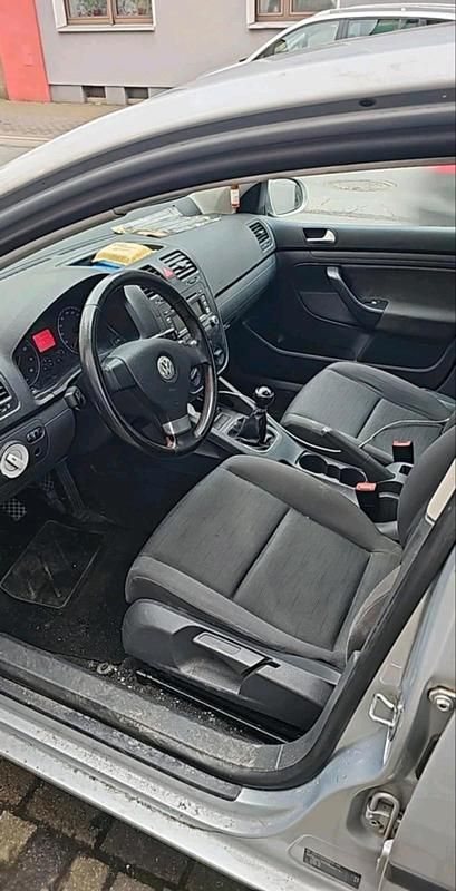 Second-hand VW Golf 74 CP (54 kW) 2005 Gri Coupe