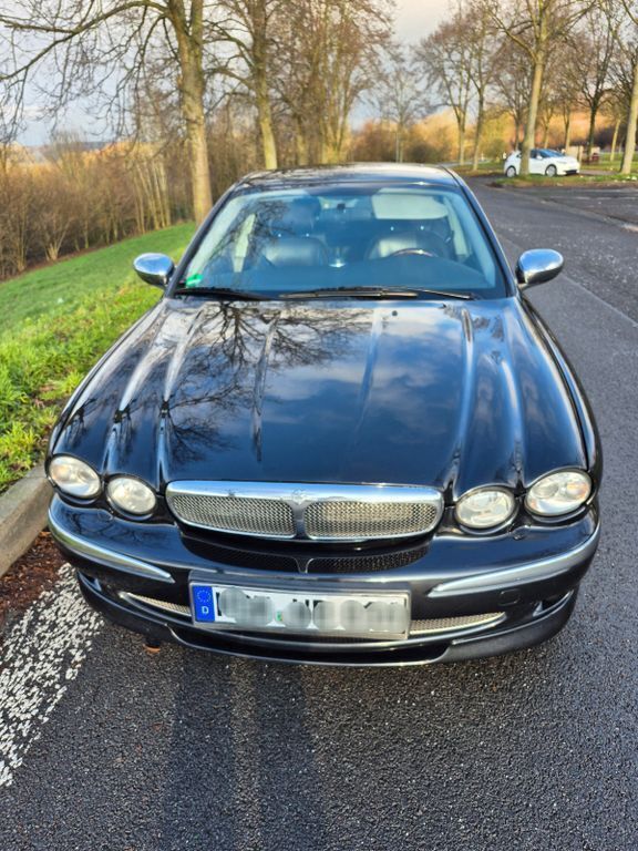 Schwarz Gebraucht 2006 Jaguar X-type Executive Limousine | 7.800 € - Bild 1/4