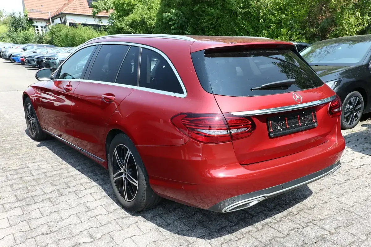 Gebraucht Mercedes C300 Avantgarde 272 PS (200 kW) 2020 Rot Kombi