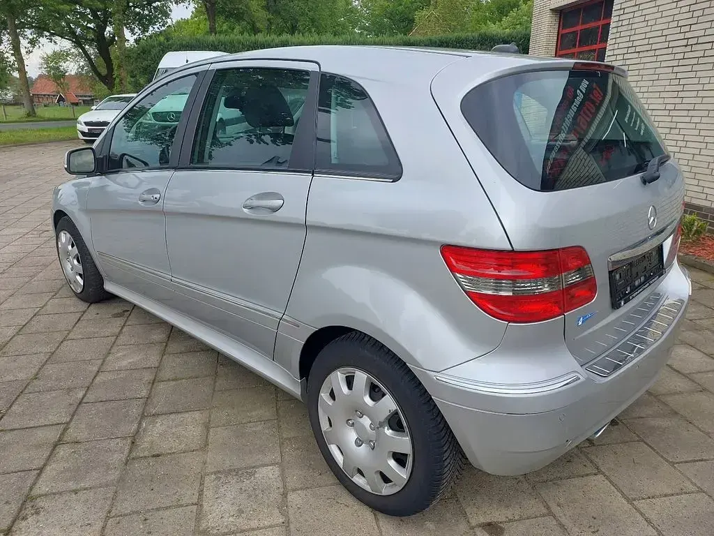 Gebraucht Mercedes B200 140 PS (102 kW) 2009 Silber Van / Kleinbus