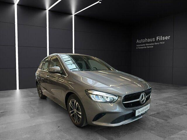 Lack mountaingrau Gebraucht 2023 Mercedes B180 Progressive Van / Kleinbus | 31.953 € (Etwas zu teuer) - Bild 1/4