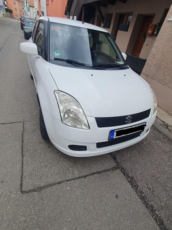 Weiß Gebraucht 2005 Suzuki Swift Kleinwagen | 2.200 € (Fairer Preis) - Bild 1/4