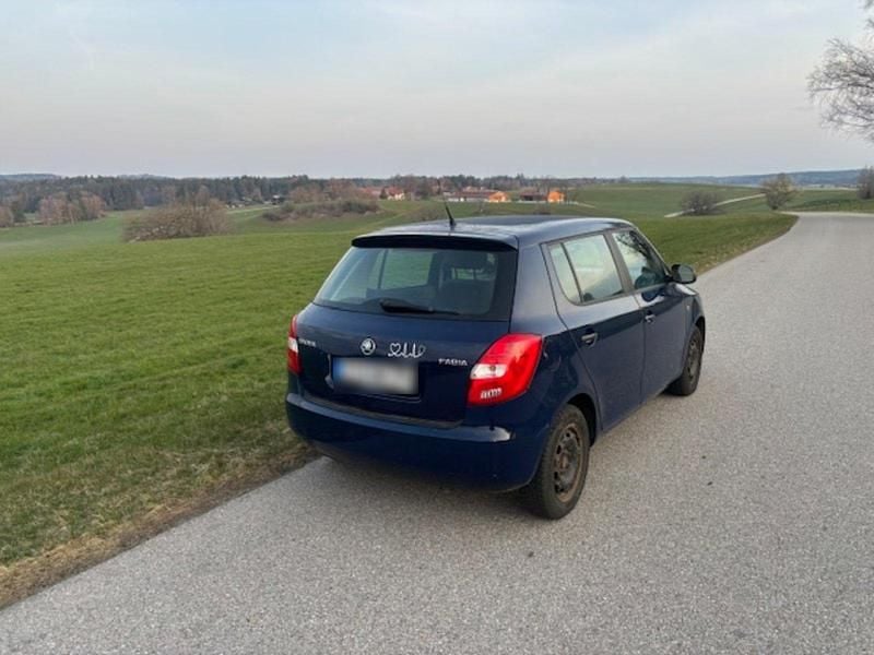 Gebraucht Skoda Fabia 60 PS (44 kW) 2013 Blau Kleinwagen