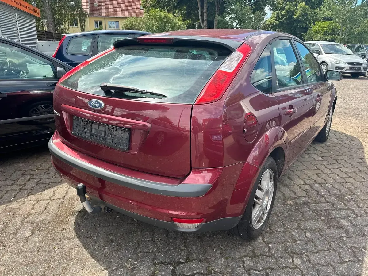 Gebraucht Ford Focus 100 PS (73 kW) 2005 Rot Limousine