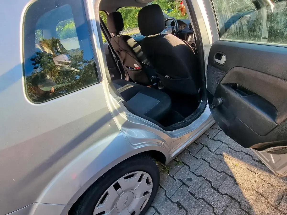 Gebraucht Ford Fiesta 80 PS (58 kW) 2004 Silber Kleinwagen