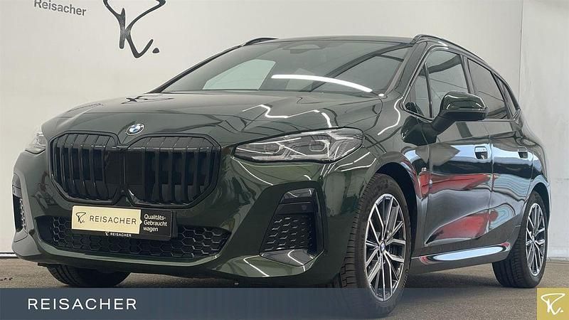 Sanremo green metallic Gebraucht 2024 BMW 218 Active Tourer Shadowline Van / Kleinbus | 28.949 € (Guter Preis) - Bild 1/4