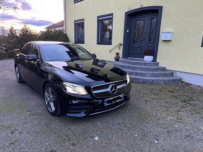 Schwarz Gebraucht 2018 Mercedes E220 AMG Limousine | 19.999 € (Superpreis) - Bild 1/4
