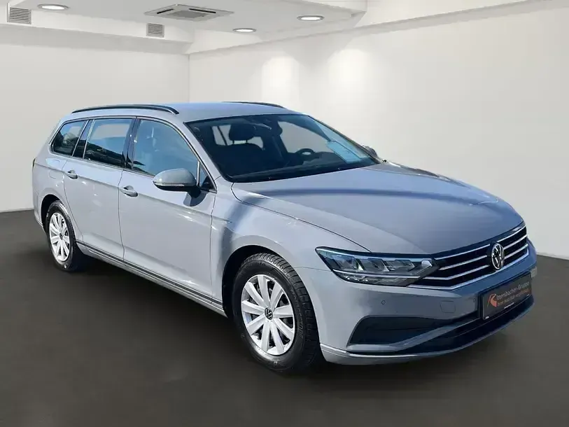 Gebraucht VW Passat Basis 150 PS (110 kW) 2023 Mondsteingrau Kombi