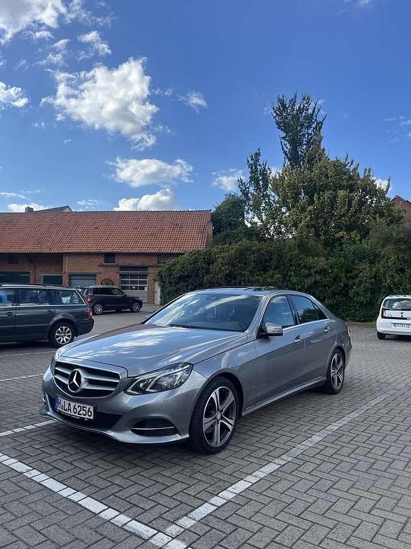 Silber Gebraucht 2014 Mercedes E250 Avantgarde Limousine | 16.500 € (Fairer Preis) - Bild 1/4