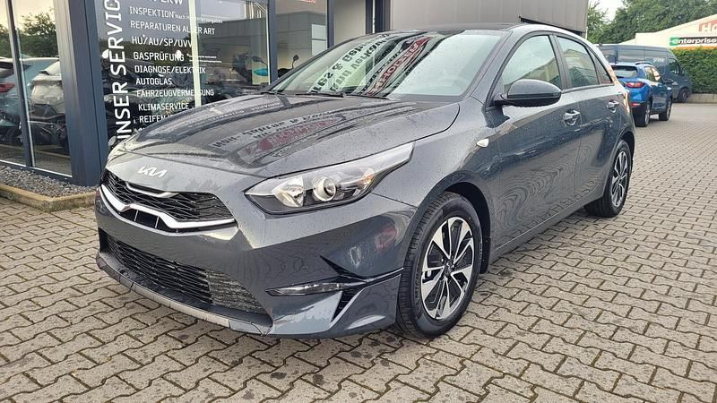 Gebraucht Kia Ceed 140 PS (102 kW) 2025 Penta grau h8g Kleinwagen
