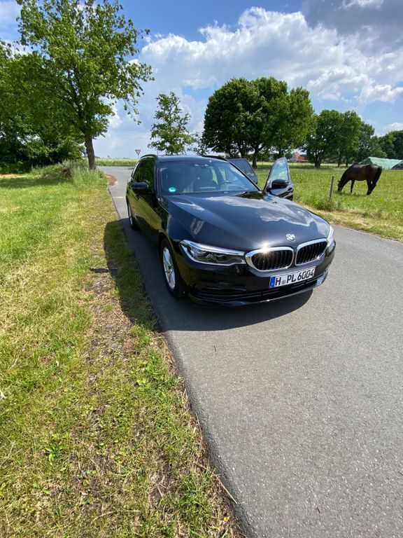 Schwarz Gebraucht 2020 BMW 520 Sport Line Kombi | 28.500 € (Guter Preis) - Bild 1/4
