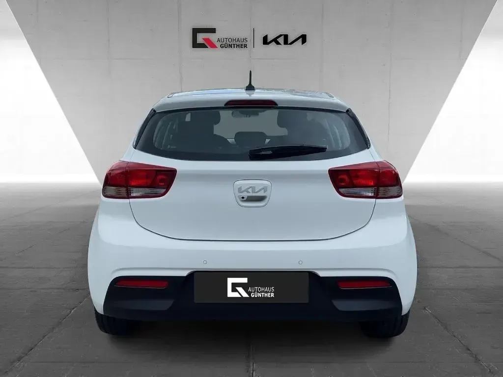 Używany Kia Rio Vision 101 KM (74 kW) 2023 Biały Sedan/Limuzyna
