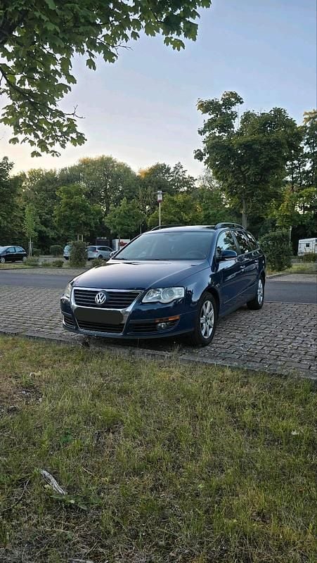 Blau Gebraucht 2007 VW Passat Kombi | 2.100 € (Fairer Preis) - Bild 1/4