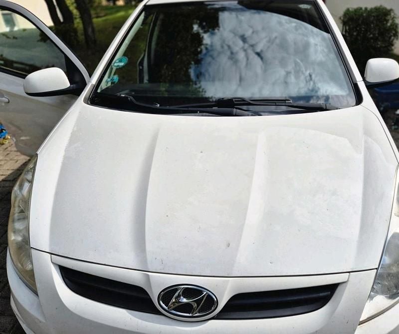 Weiß Gebraucht 2011 Hyundai i20 Edition Kleinwagen | 2.500 € (Fairer Preis) - Bild 1/4
