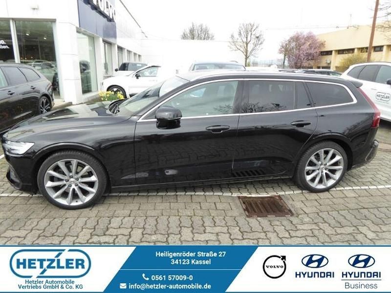 Onyx black / metallic Gebraucht 2020 Volvo V60 Momentum Kombi | 25.900 € (Superpreis) - Bild 1/4