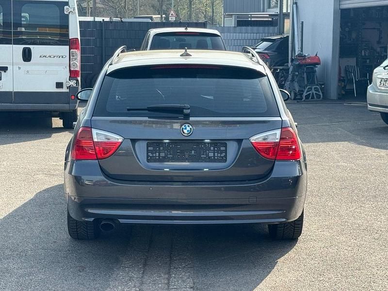 Gebraucht BMW 320 163 PS (119 kW) 2006 Grau Kombi