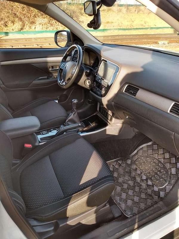 Używany Mitsubishi Outlander Edition 150 KM (110 kW) 2017 Biały SUV