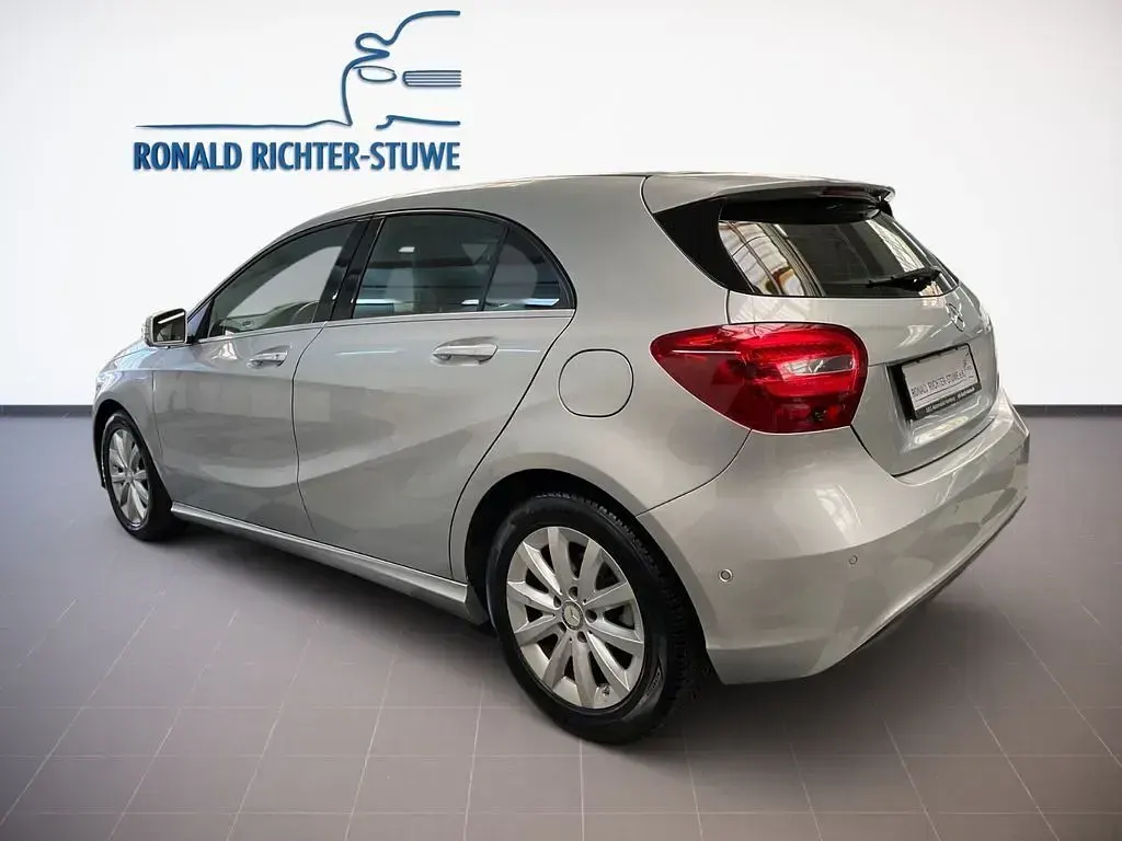 Gebraucht Mercedes A180 122 PS (89 kW) 2015 Silber Kleinwagen