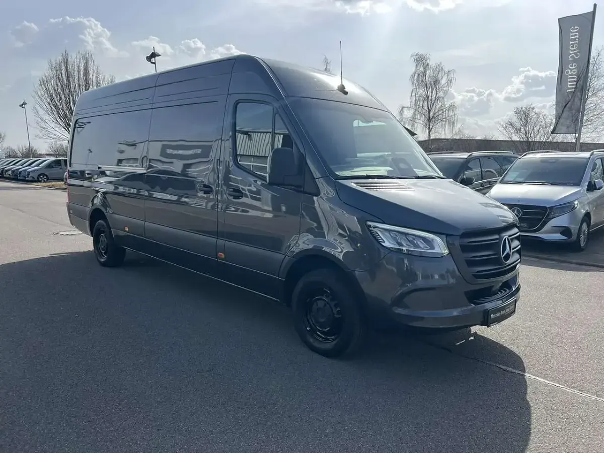 Gebraucht Mercedes Sprinter 190 PS (139 kW) 2025 Tenoritgrau metallic Van