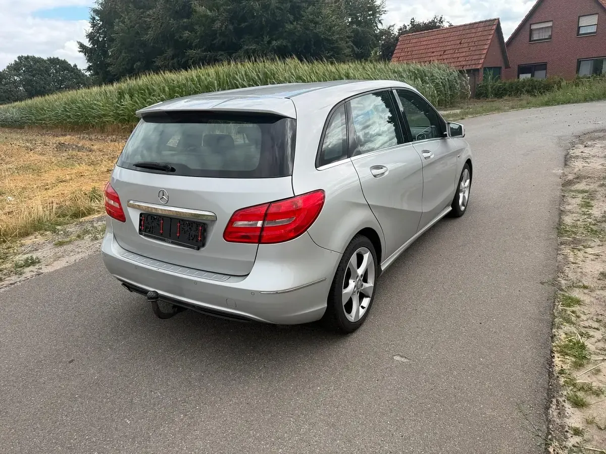 Gebraucht Mercedes B180 122 PS (89 kW) 2012 Silber Kleinwagen
