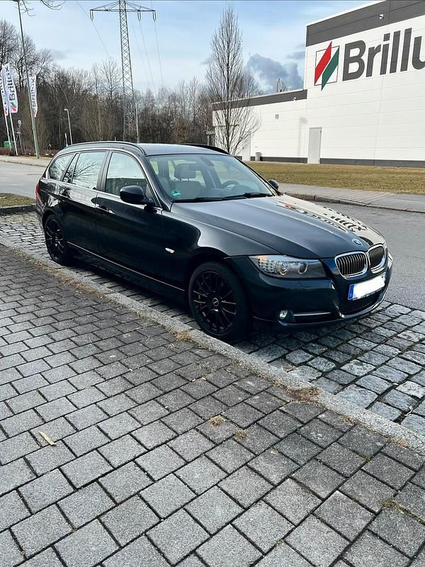 Gebraucht BMW 330 256 PS (188 kW) 2011 Schwarz Kombi
