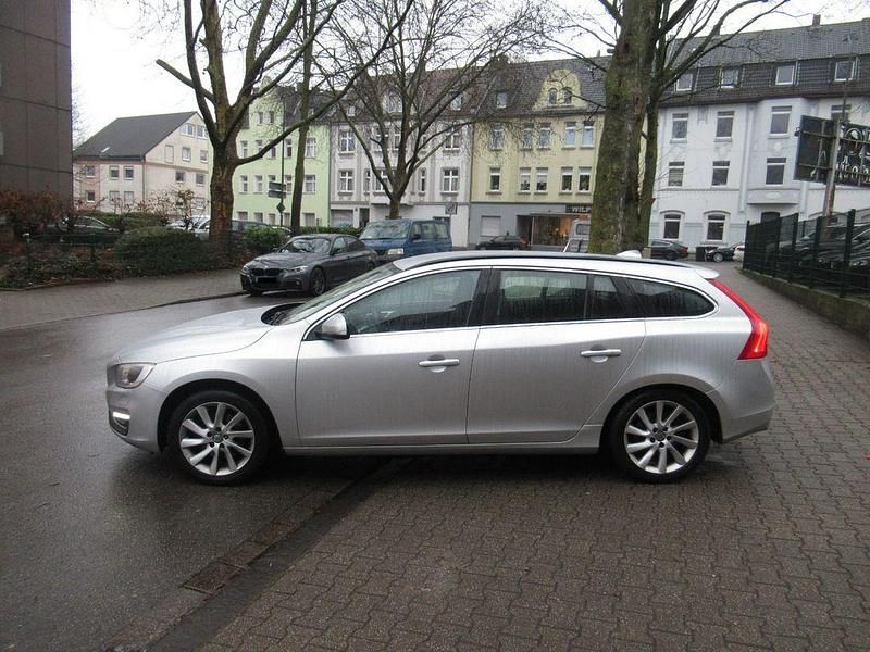 Gebraucht Volvo V60 Momentum 245 PS (180 kW) 2015 Silber Kombi