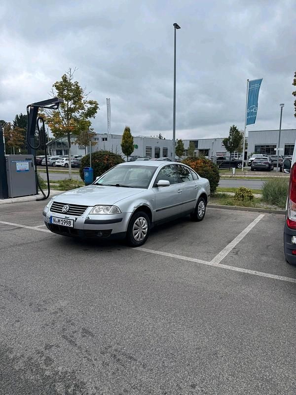 Silber Gebraucht 2001 VW Passat Limousine | 1.800 € - Bild 1/4