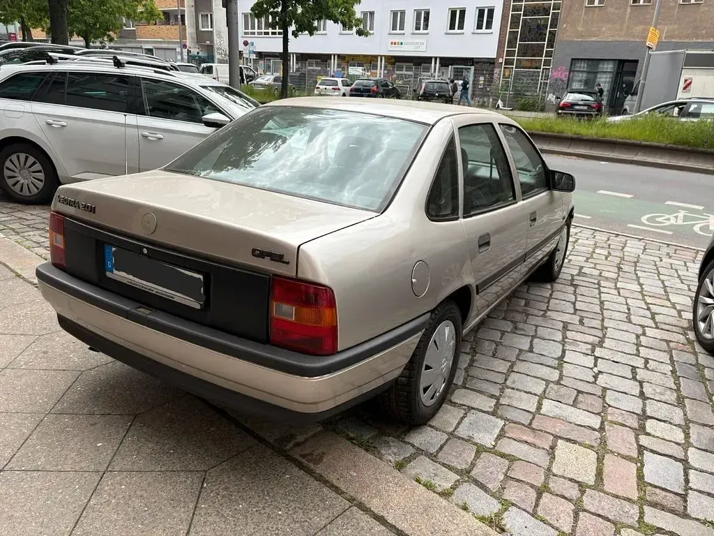 Gebraucht Opel Vectra 116 PS (85 kW) 1989 Gold Kleinwagen