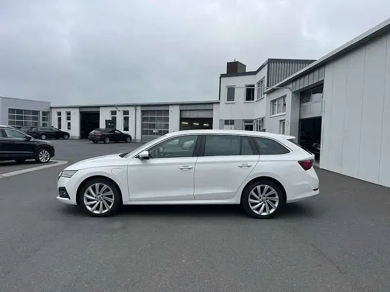 Gebraucht Skoda Octavia Style 204 PS (150 kW) 2022 Candyweiss Kombi