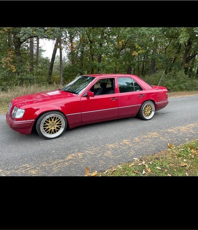 Rot Gebraucht 1994 Mercedes E220 Sportline Limousine | 3.850 € - Bild 1/4