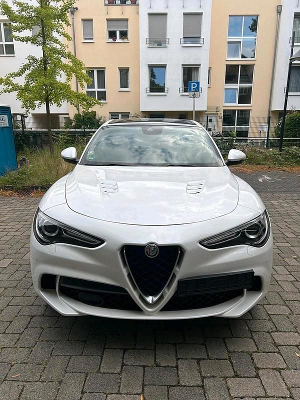 Weiß Gebraucht 2019 Alfa Romeo Stelvio SUV | 56.490 € (Etwas zu teuer) - Bild 1/4