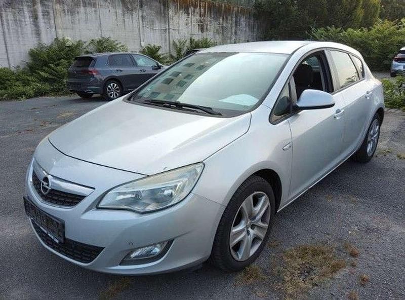 Silber Gebraucht 2012 Opel Astra Design Edition Kleinwagen | 2.850 € (Guter Preis) - Bild 1/4