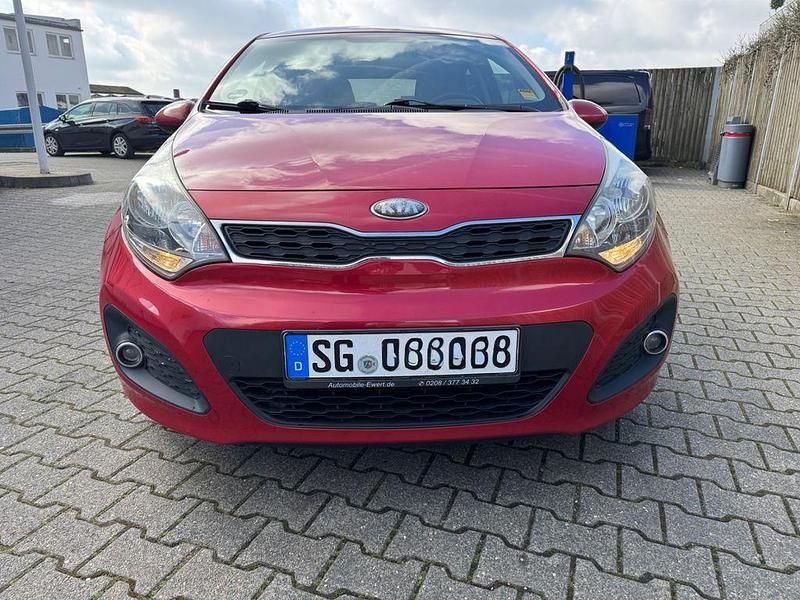 Gebraucht Kia Rio DREAM-TEAM Edition 86 PS (63 kW) 2013 Rot Limousine