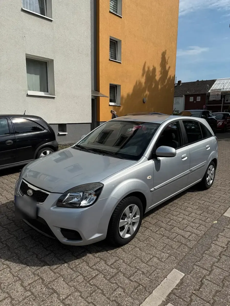 Gebraucht Kia Rio 71 PS (52 kW) 2010 Silber Kleinwagen