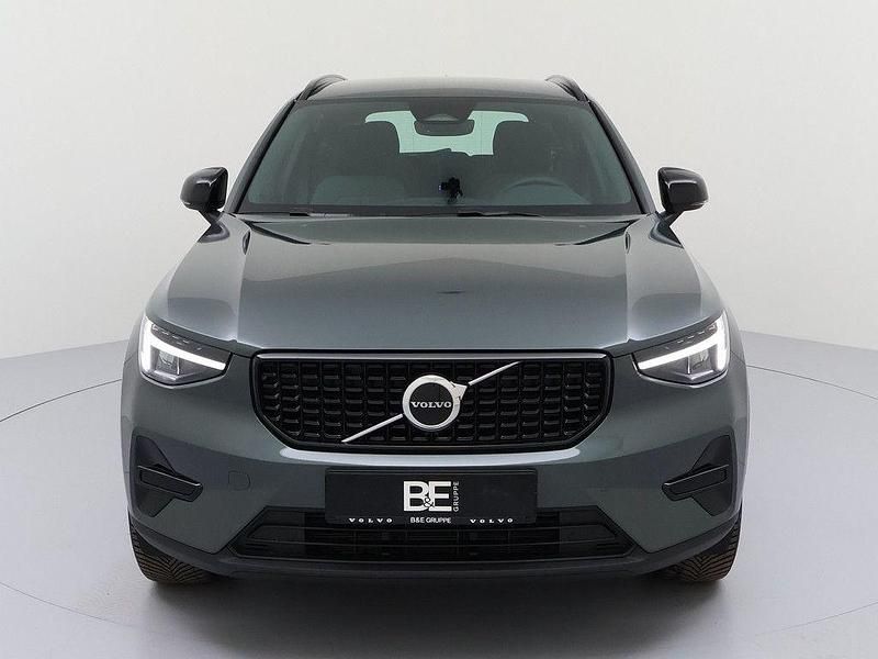 Neu Volvo XC40 Plus 163 PS (119 kW) 2025 Grau SUV