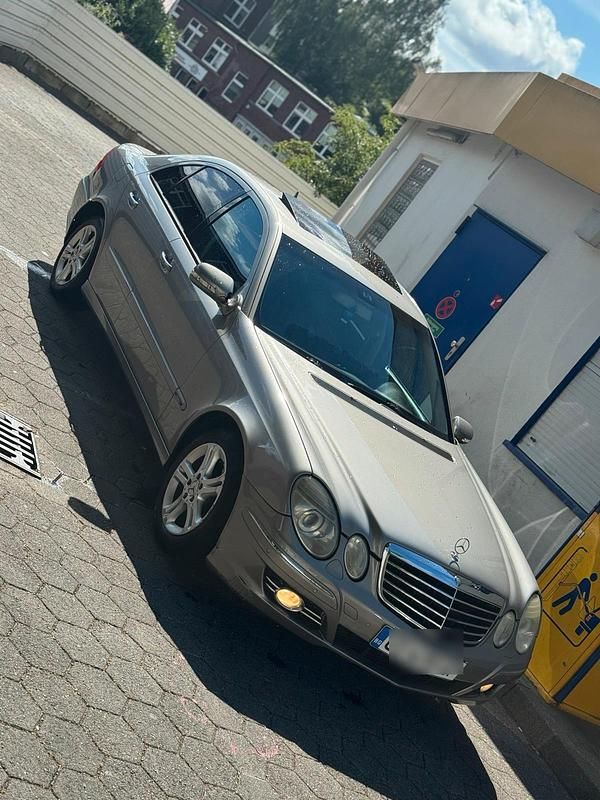 Grau Gebraucht 2008 Mercedes E220 Avantgarde Limousine | 5.299 € (Fairer Preis) - Bild 1/4