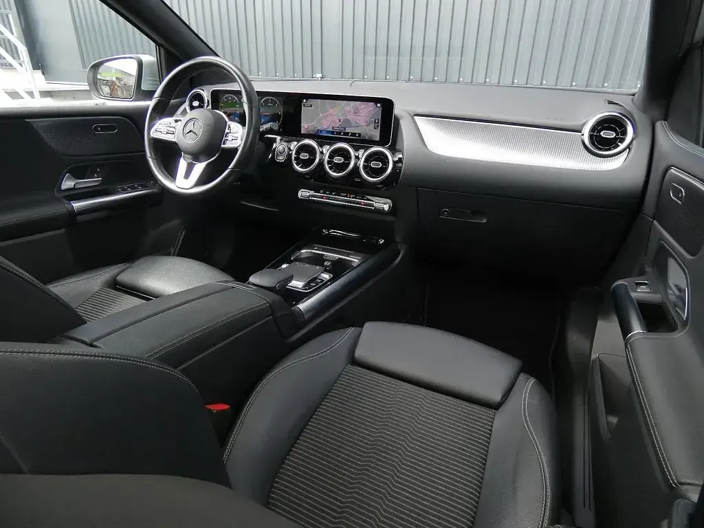 Gebraucht Mercedes B200 150 PS (110 kW) 2019 Irdiumsilber Kleinwagen